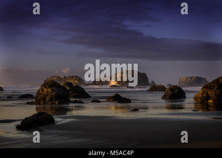 Dämmerung am Bandon Strand Meer Stapel Oregon Küste, im Pazifischen Nordwesten der USA Stockfoto