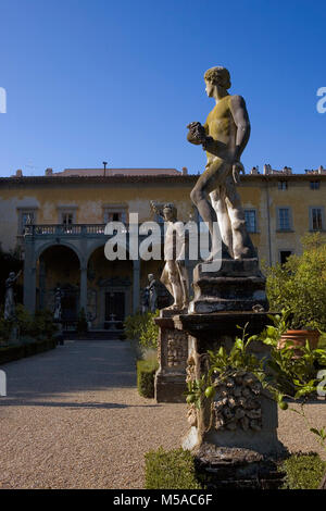 Giardino Corsini al Prato, Florenz, Toskana, Italien: Blick auf den Palast der Hauptstraße mit Statuen in den Vordergrund Stockfoto