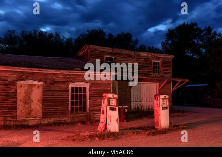 USA, Nordamerika, Rocky Mountains, Montana, Nevada City, American Nachtlandschaften, verlassene Tankstelle Stockfoto