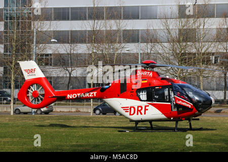 Magdeburg, Deutschland - Februar 21,2018: ein Airbus Hubschrauber H 135 der Deutschen Rettungsflugwacht steht auf einer Wiese in Magdeburg. Stockfoto