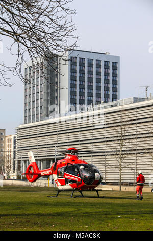 Magdeburg, Deutschland - 21. Februar 2018: Das medizinische Team und der Pilot der Rettungshubschrauber Christoph 36 des Magdeburger Universitätsklinikums sind p Stockfoto