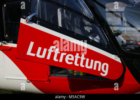 Magdeburg, Deutschland - 21. Februar 2018: die Tür der ein Hubschrauber der Deutschen Rettungsflugwacht mit dem Schriftzug ""Luftrettung"' (Air Rescue) Stockfoto