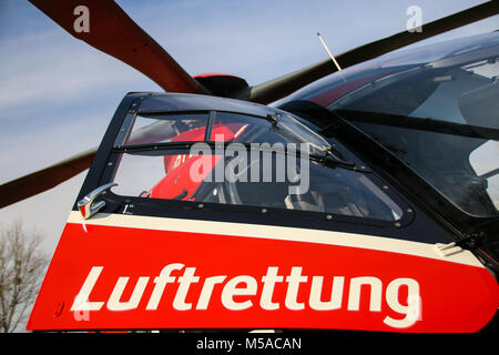 Magdeburg, Deutschland - 21. Februar 2018: die Tür der ein Hubschrauber der Deutschen Rettungsflugwacht mit dem Schriftzug ""Luftrettung"' (Air Rescue) Stockfoto