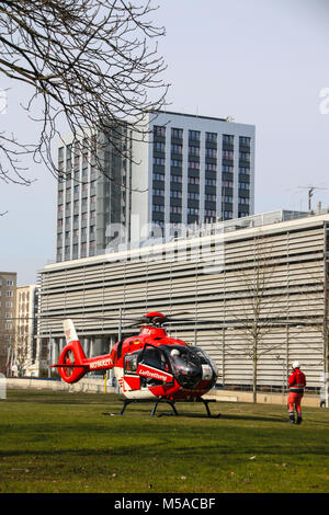 Magdeburg, Deutschland - 21. Februar 2018: Das medizinische Team und der Pilot der Rettungshubschrauber Christoph 36 des Magdeburger Universitätsklinikums sind p Stockfoto