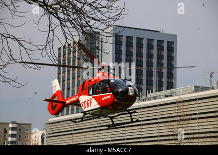 Magdeburg, Deutschland - 21. Februar 2018: Start der Rettungshubschrauber Christoph 36 in Magdeburg. Der Airbus H 135 Hubschrauber ist Teil der Stockfoto