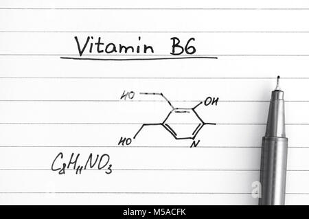 Die chemische Formel von Vitamin B6 mit Stift. Close-up. Stockfoto