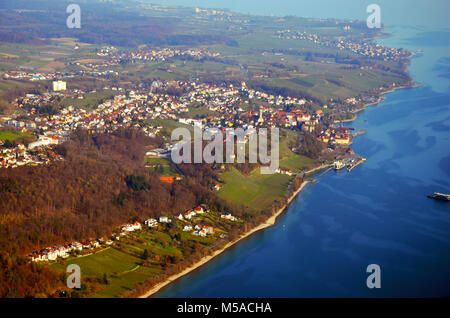 Luftaufnahme von Meersburg, seinem Fährhafen und Weinbergen am Bodensee, Süddeutschland im Frühjahr Stockfoto