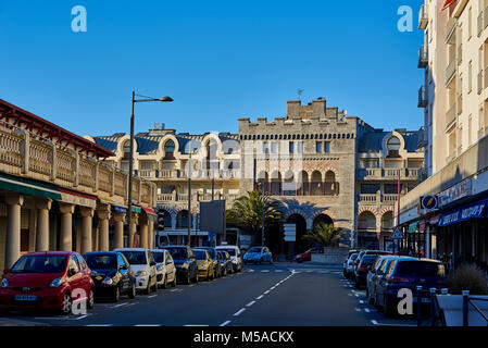 Hendaye, Frankreich - 28. Januar 2018. Boulevard du General Leclerc mit Casino im Hintergrund. Hendaye, Languedoc-Roussillon, Pyrenees Atlantiques, Frankreich. Stockfoto