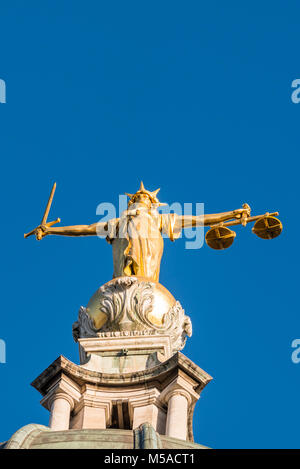 Das Blattgold Statue der Muttergottes Gerechtigkeit auf der Oberseite des Old Bailey Gerichtsgebäude, London Stockfoto