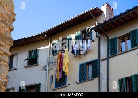 Waschen heraus hängen von einem hohen Fenster mit Fensterläden zu trocknen, Via di San Paolino, Florenz, Toskana Stockfoto