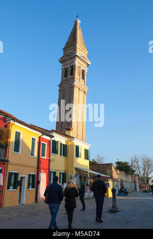 Der schiefe Campanile von San Martino Kirche bei Sonnenuntergang, Burano, Venedig, Venetien, Italien aus Rio Terra Del Pizzo mit bunten Häusern Stockfoto