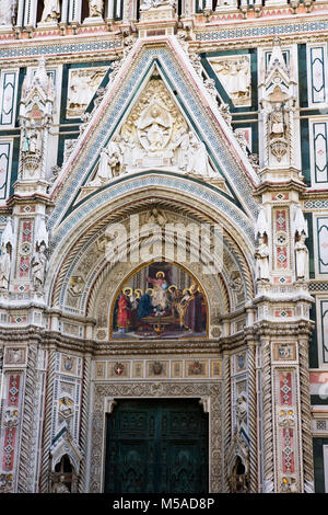 Der Dom: West Tür und architektonischen Details von der Piazza di San Giovanni, Florenz, Toskana, Italien Stockfoto