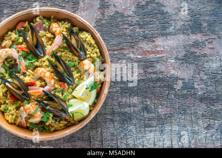 Schüssel mit Meeresfrüchte Paella Stockfoto