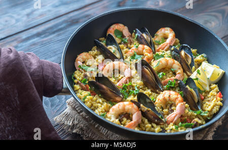 Meeresfrüchte Paella in der Pfanne Stockfoto