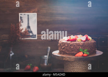 Russische Schokolade Kuchen Napoleon mit Erdbeeren auf dem hölzernen Hintergrund Stockfoto