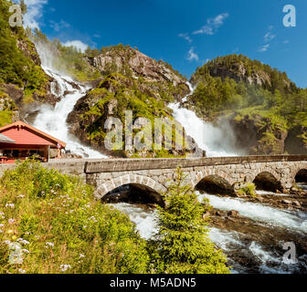 Twin Wasserfall Latefossen in Odda Norwegen Stockfoto