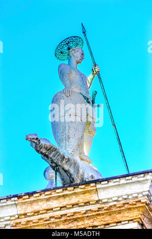 Saint Theodore töten Krokodil Spalte Piazza San Marco, dem Markusplatz Venedig Italien. Saint Theodore war 4. Jahrhundert Saint und Erste Patron Sain Stockfoto