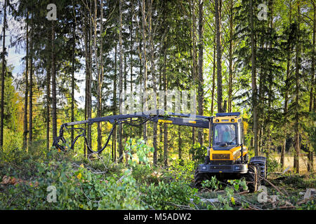 JOKIOINEN, Finnland - 15. SEPTEMBER 2017: Forstmaschine Operator arbeitet in Wald mit Ponsse Ergo Harvester im frühen Herbst. Stockfoto