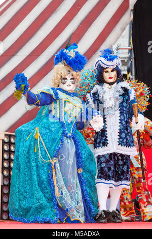 Die Teilnehmer in die beste Maske, Karneval von Venedig, Venedig, Venetien, Italien auf der Bühne paradieren auf der Piazza San Marco während der Beurteilung Stockfoto