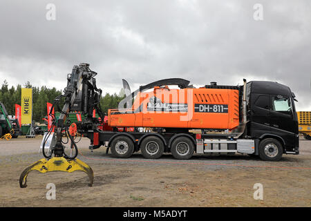 HYVINKAA, Finnland - 15. SEPTEMBER 2017: DOPPSTADT DH 811 precision Chipper mit Volvo FH 16 750 Lkw auf Maxpo 2017 montiert. Stockfoto