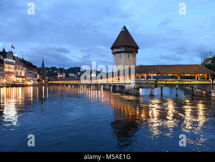 Kapellbrücke (Kapellbrucke) Wasserturm bei Nacht am Vierwaldstättersee, Luzern, Schweiz Stockfoto