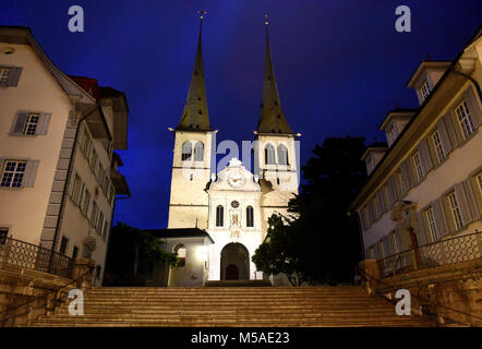 Kirche St. Leodegar in der Nacht in Luzern, Schweiz Stockfoto