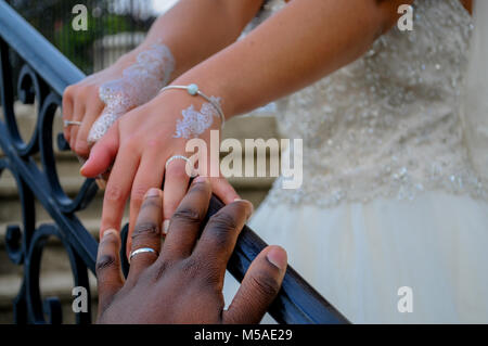 Arabisch tatoo an Hand einer jungen Braut, Lyon, Frankreich Stockfoto