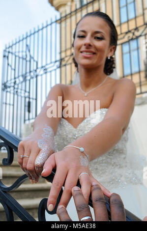 Arabisch tatoo an Hand einer jungen Braut, Lyon, Frankreich Stockfoto