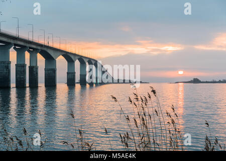 Sunrise durch die Oland Bridge, verbindet die schwedische Insel Oland in der Ostsee mit dem Festland Schweden Stockfoto