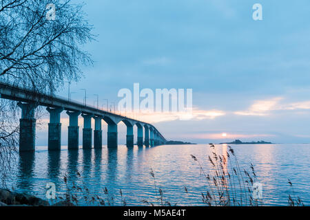 Dawn von der Oland Brücke - Anschließen der schwedischen Insel Oland in der Ostsee mit dem Festland Schweden Stockfoto