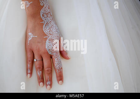 Arabisch tatoo an Hand einer jungen Braut, Lyon, Frankreich Stockfoto