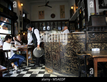 BUENOS AIRES, Argentinien: Ein Kellner neigt dazu, seine Kunden in der alten Bar Plaza Dorrego im Viertel San Telmo in Buenos Aires, Argentinien. Foto von Stockfoto