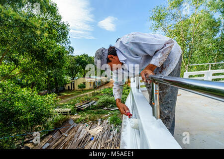 Arbeiter in der Werft. Werftindustrie, (Schiffbau) großes Schiff auf schwimmende Trockendock der Werft, der Insel Phu Quoc, Kien Giang, Vietnam Stockfoto