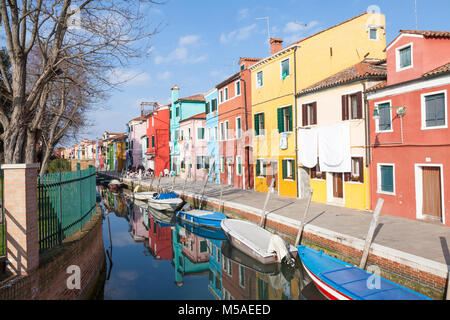 Insel Burano Venedig, Venetien, Italien, um an einem sonnigen Wintertag mit bunten Häusern entlang der Fondamenta di Terranova und Reflexionen in den Kanal Stockfoto