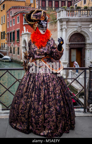 Venedig, Italien - 7. FEBRUAR 2018: Frau mit farbenfrohen venezianischen Kostüm und Maske in Piazza San Marco Stockfoto