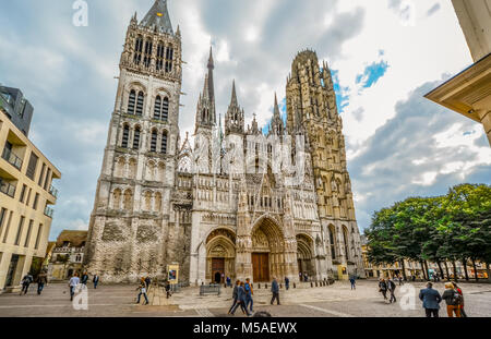 Notre-Dame de l'Assomption de Rouen, das Äußere der Kathedrale Notre Dame in der Normandie Stadt Rouen Frankreich mit Touristen und Menschen zu Fuß Stockfoto