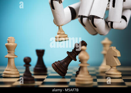 In der Nähe von einem Roboter Hand Schach spielen Stockfoto