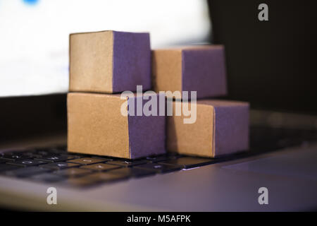 In der Nähe von kleinen Kartons auf Laptop Tastatur Stockfoto