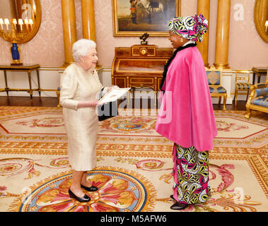 Queen Elizabeth II Gespräche mit Frau Munition Aziza Baroud, der Botschafter der Republik Tschad, nachdem Sie Ihr präsentiert Beglaubigungsschreiben während einer Privataudienz am Buckingham Palace in London. Stockfoto
