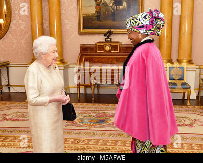 Queen Elizabeth II Gespräche mit Frau Munition Aziza Baroud, der Botschafter der Republik Tschad, nachdem Sie Ihr präsentiert Beglaubigungsschreiben während einer Privataudienz am Buckingham Palace in London. Stockfoto