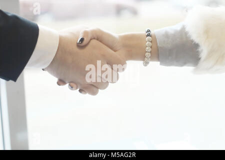 Closeup. Handshake zwischen Geschäftspartnern auf dem Hintergrund des Amtes. Stockfoto