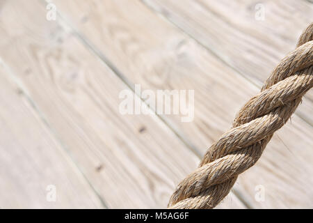 Im Alter von Seil mit Holzboden im Hintergrund eine natürliche Alter Textur für den Einsatz als Hintergrund. Stockfoto