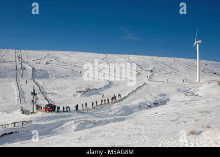 Wintersportler genießen Sie gute Schnee Bucht auf der Lecht ski Anlage ordentlich Tomintoul oben Corgarff im oberen Donside, Grampian Region. Schottland. Stockfoto