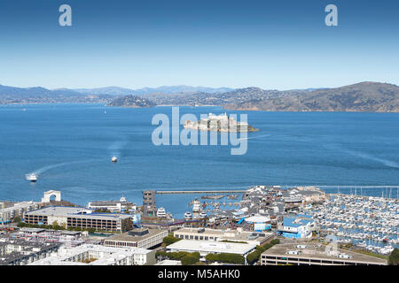 Pier 39, die Bucht und Alcatraz, gesehen vom Coit Tower, San Francisco, Kalifornien. Stockfoto