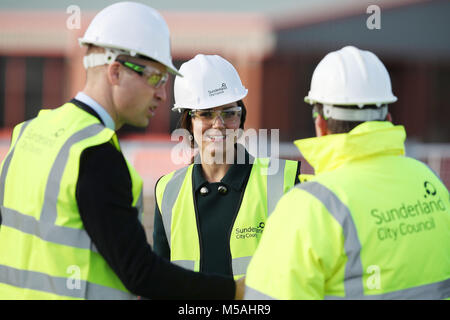 Der Herzog und die Herzogin von Cambridge tragen Schutzhelme bei einem Besuch in den nördlichen Turm Brücke über den Fluss, in Sunderland tragen. Stockfoto