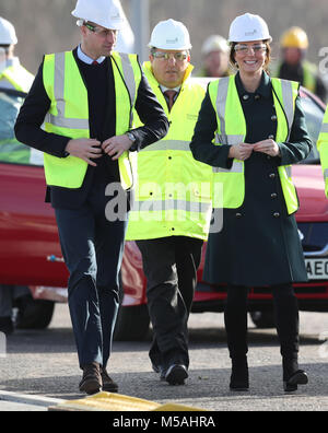 Der Herzog und die Herzogin von Cambridge tragen Schutzhelme und Warnwesten bei einem Besuch in den nördlichen Turm Brücke über den Fluss, in Sunderland tragen. Stockfoto