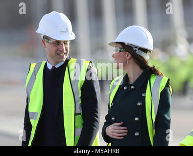 Der Herzog und die Herzogin von Cambridge tragen Schutzhelme und Warnwesten bei einem Besuch in den nördlichen Turm Brücke über den Fluss, in Sunderland tragen. Stockfoto