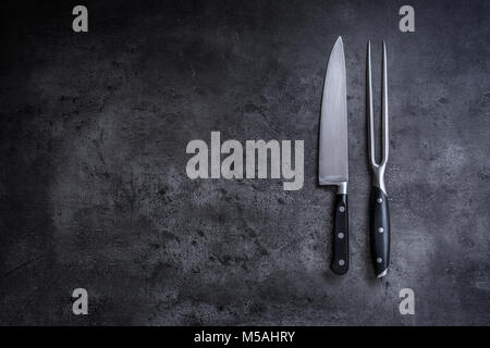 Messer und Gabel. Messer und Gabel auf Beton. Stockfoto