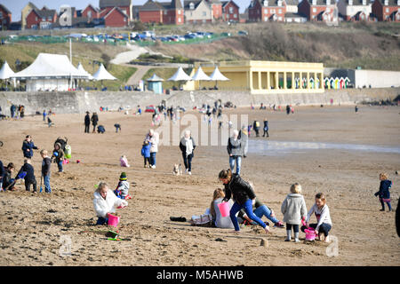 Die Menschen genießen den Strand bei sonnigem Wetter auf Barry Island in South Wales, da die Temperaturen in den einzelnen Abbildungen bleiben. Stockfoto