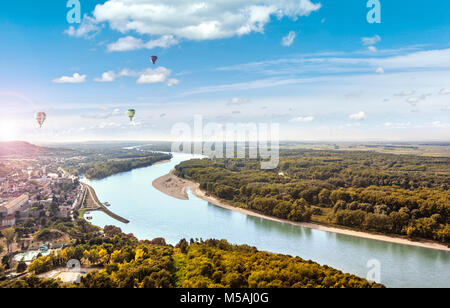 Blick vom Braunsberg Hainburg an der Donau entlang der Donau und der Nationalpark Donau-Auen in Richtung der Stadt Wien Austira Stockfoto